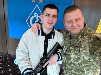 Головнокомандувач ЗСУ нагородив захисника, який героїчно відбив штурмову групу окупантів  