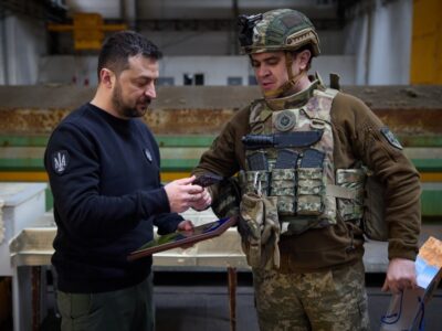 В Авдіївці військові подарували Володимиру Зеленському коїн та шеврон  