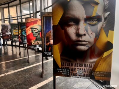 У столичному метро представили виставку «Справжні причини війни, або Як працює російська пропаганда»  