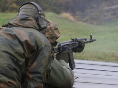 Норвезькі інструктори навчають наших захисників вести вогонь в оборонному бою  