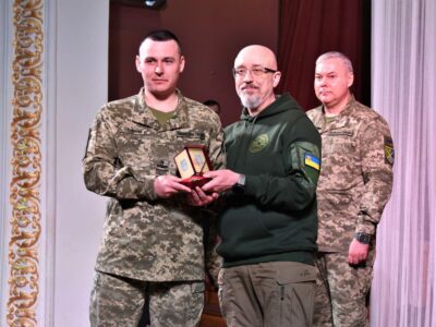 Олексій Резніков на Сумщині: обговорив нарощування оборони на кордоні та нагородив захисників  