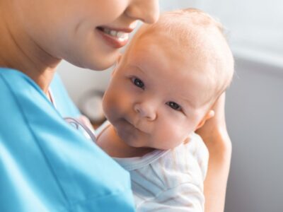 Кабмін врегулював питання призначення допомоги при народженні дитини батькам, які через війну виїхали за кордон  