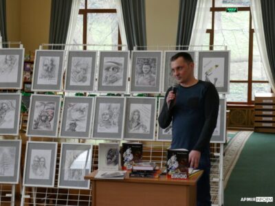 «Війна очима художника»: в Києві відкрилася виставка графічних робіт Володимира Реброва  