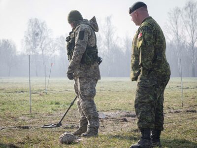 Канадські інструктори навчають наших воїнів мінній безпеці у Польщі  