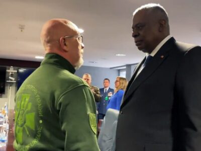 Олексій Резніков і Ллойд Остін зустрілися перед засіданням у форматі «Рамштайн»  