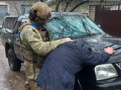 Забезпечував переправлення окупантів та техніки з рф — затримано колишнього «начальника вокзалу Херсон»  