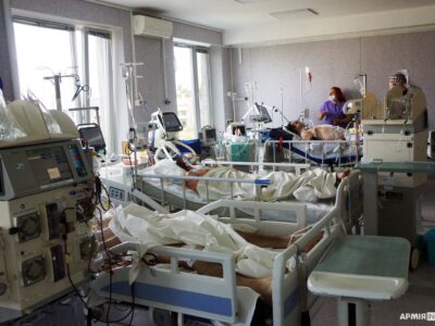 Реаніматологи харківського госпіталю витягають з того світу наших оборонців у режимі 24/7  