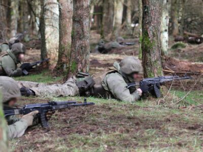 Українських захисників у Британії навчають веденню бойових дій у лісистій місцевості  