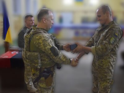 Командувач Сухопутних військ нагородив воїнів 30 ОМБр за їхній героїзм у боях під Бахмутом  