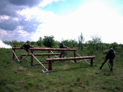 Воїни зведеної стрілецької бригади Повітряних Сил відпрацьовують тактику штурмових дій  
