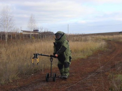 Канада передала Україні костюми для розмінування  