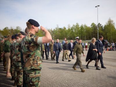 На базі ВПС Нідерландів Володимир Зеленський зустрівся з нашими військовими та ознайомився зі зразками озброєння, яке передається Україні  