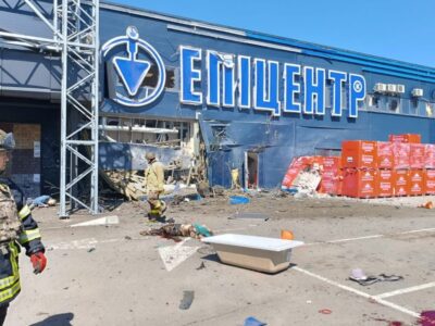 Внаслідок російського удару по Херсону зруйновано гіпермаркет, є загиблі  