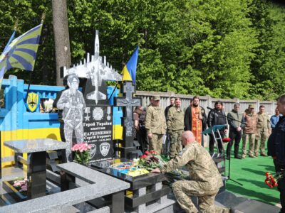 Бойовому льотчику, який знищив сотні одиниць ворожої техніки, на роковини загибелі відкрили стелу  