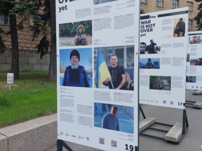 У Харкові триває фотовиставка The War Is Not Over Yet, присвячена пам’яті медійників, які загинули внаслідок російської агресії  