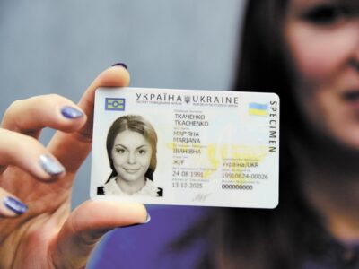 Як оформити паспортні документи за кордоном  