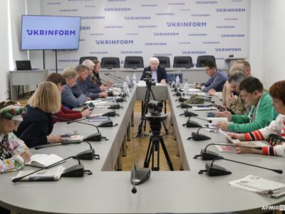 Слово і зброя: у Києві презентували книгу про журналістів на передовій  