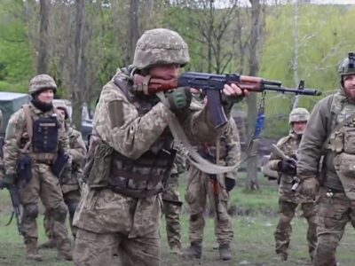 Українці навчаються грамоті військової майстерності прямо на фронті  