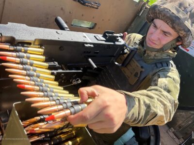 «Піхоту не бережуть, засилаючи сотні, тисячі виродків» — у Мирнограді українські морпіхи знищують ворога, що випробовує різні тактики  