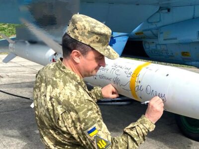 Командувач Повітряних Сил підписав ракети «в подарунок» рашистам  
