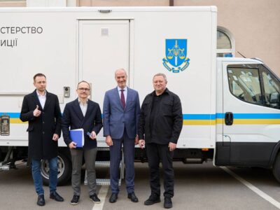 Україна отримала другу французьку мобільну лабораторію ДНК для роботи у регіонах бойових дій  