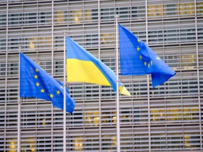 У День Європи в Єврокомісії поруч з прапорами ЄС підняли стяг України  