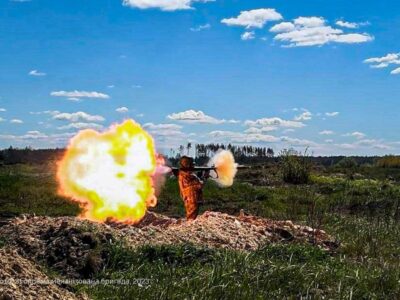 Військовослужбовці відпрацьовують стрільби із ручного протитанкового гранатомета РПГ-7  