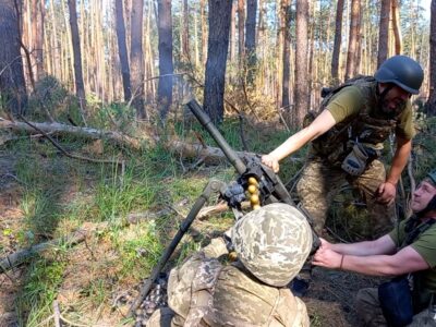 Піхотинці «насипають» окупантам з американського автоматичного гранатомета МК 19  