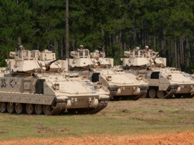 Ракети, артилерійські снаряди та БМП Bradley: США оголосили пакет допомоги на $1 млрд  