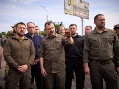 Президент України відвідав на Миколаївщині насосну станцію, затоплену через руйнування Каховської ГЕС  