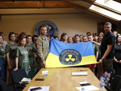Рідні звільнених з полону захисників ЧАЕС вручили представникам Координаційного штабу прапор
