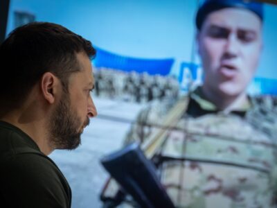 У вас вірить весь народ на землі: Президент України звернувся до офіцерів — випускників військових вишів  