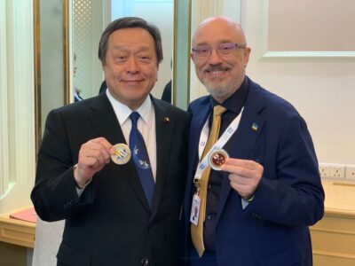 Олексій Резніков обговорив із японським колегою співпрацю та запросив в Україну  