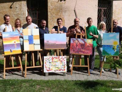 Нерядова арттерапія для військових: у Києві провели унікальну акцію  