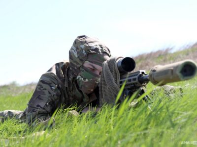 Аби стати професійним снайпером, замало влучно стріляти — морпіх Максим  