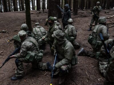 Норвезькі інструктори у Великій Британії навчають українських військових вести бій у лісі