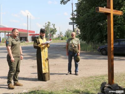 У Чернігові встановлюють пам’ятні хрести, щоб вшанувати пам’ять загиблих Героїв  