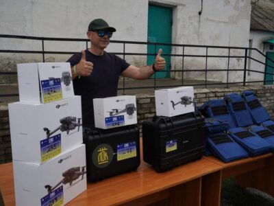 На Донеччині волонтери передали захисникам ще 10 дронів і бронебус  
