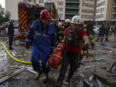 У ДСНС показали наслідки падіння уламків на житловий будинок у Києві  