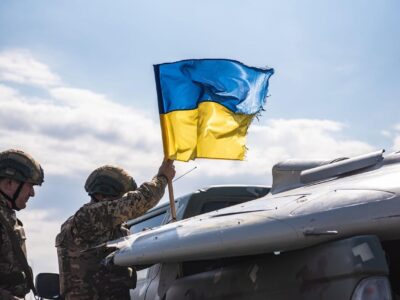 Володимир Зеленський: Український прапор хоч і пробитий кулями — але гордий і вільний