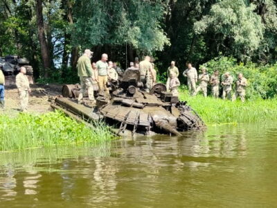 Водолази Держспецтрансслужби витягли з Десни затоплений російський танк  