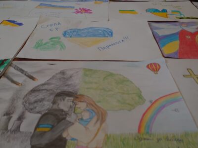 Українським захисникам передали дитячі малюнки з Азербайджану  