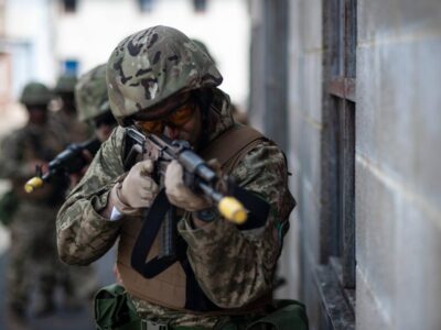 Канадські інструктори навчають наших військових володіння базовими навичками війни серед забудови  