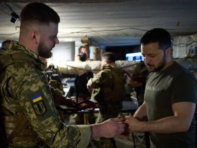 Військовий подарував Володимиру Зеленському «щасливий» шеврон бригади імені Данила Апостола  