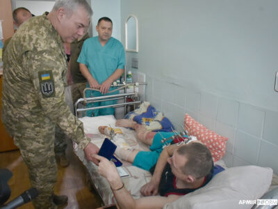 Сергій Наєв відвідав поранених захисників на Сумщині та вручив їм відомчі відзнаки  