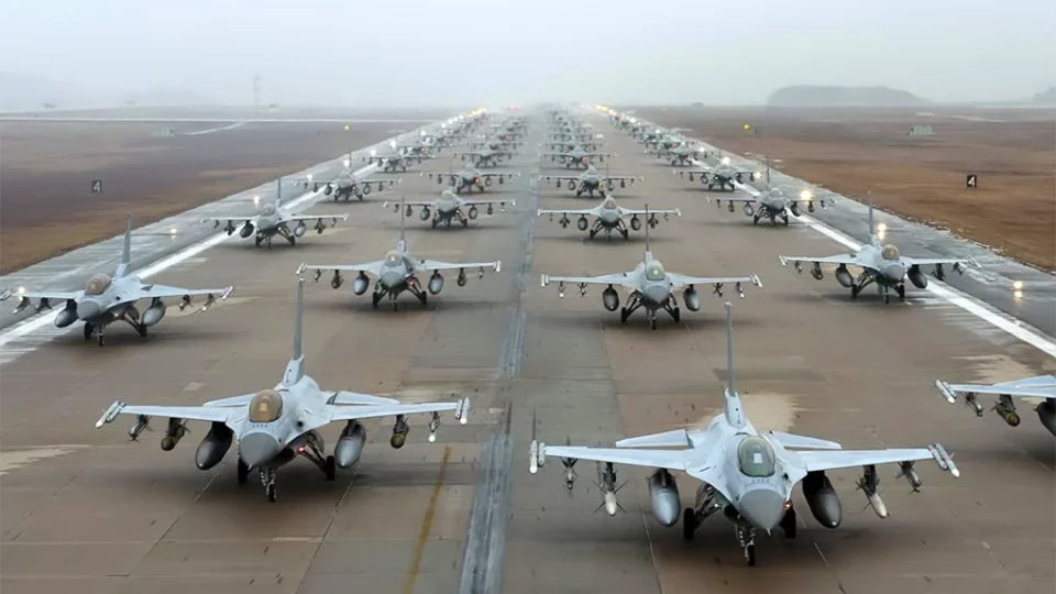 Пентагон оголосив, коли в Україну почнуть прибувати F-16  