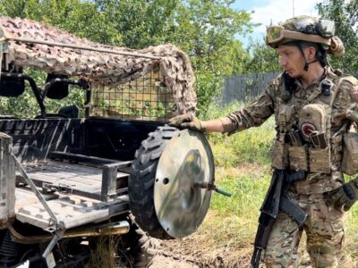 Багі для вивезення поранених, квадроцикли для боєприпасів: ноу-хау від десантників, які боронять Білогорівку на Луганщині  