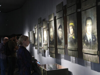 У Києві відкрилася виставка про війну в Україні вуличного художника з Франції Крістіана Ґемі  