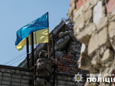 У День визволення Авдіївки «білі янголи» встановили український прапор на дев’ятиповерхівці біля «нуля»  