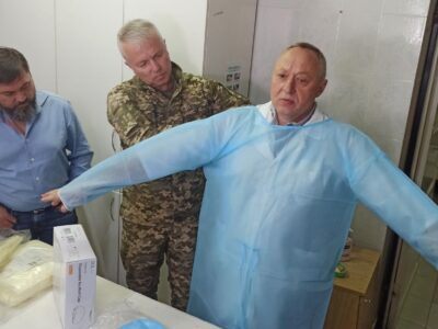 Сергій Наєв передав медикам Запоріжжя 47 тисяч комплектів захисного одягу  